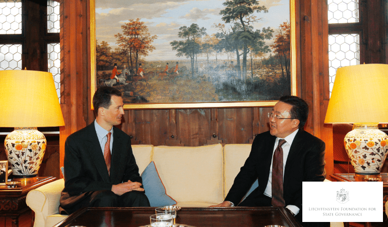 Liechtenstein Foundation for State Governance: Das Foto zeigt S.D. den Erbprinzen und den 4. Präsident der Mongolei, Herrn Tsakhiagiin Elbegdorj, welcher am 14. Januar 2014 auf Schloss Vaduz empfangen wurde.